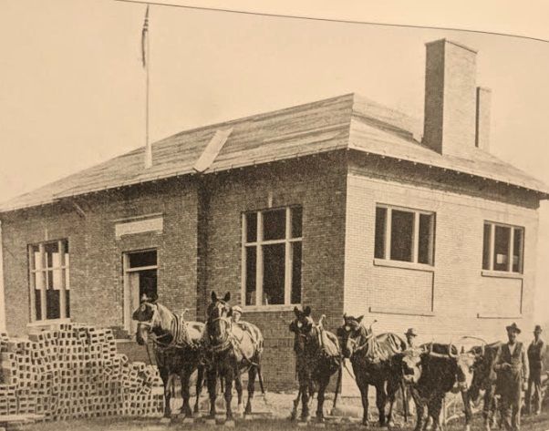 Construction of Kinsman Free Public Library horses and workers from 1913